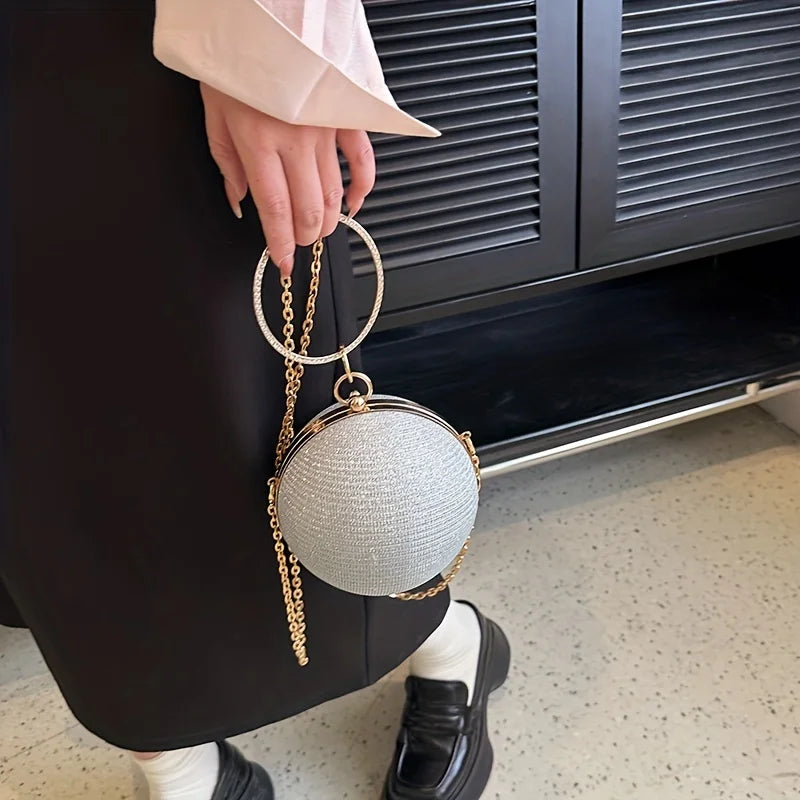 Black hand bag with chain crossbody strap from ๐๐ฎ ๐๐๐ ๐น๐๐๐๐ ๐ป๐๐๐๐ ๏ฟฝ