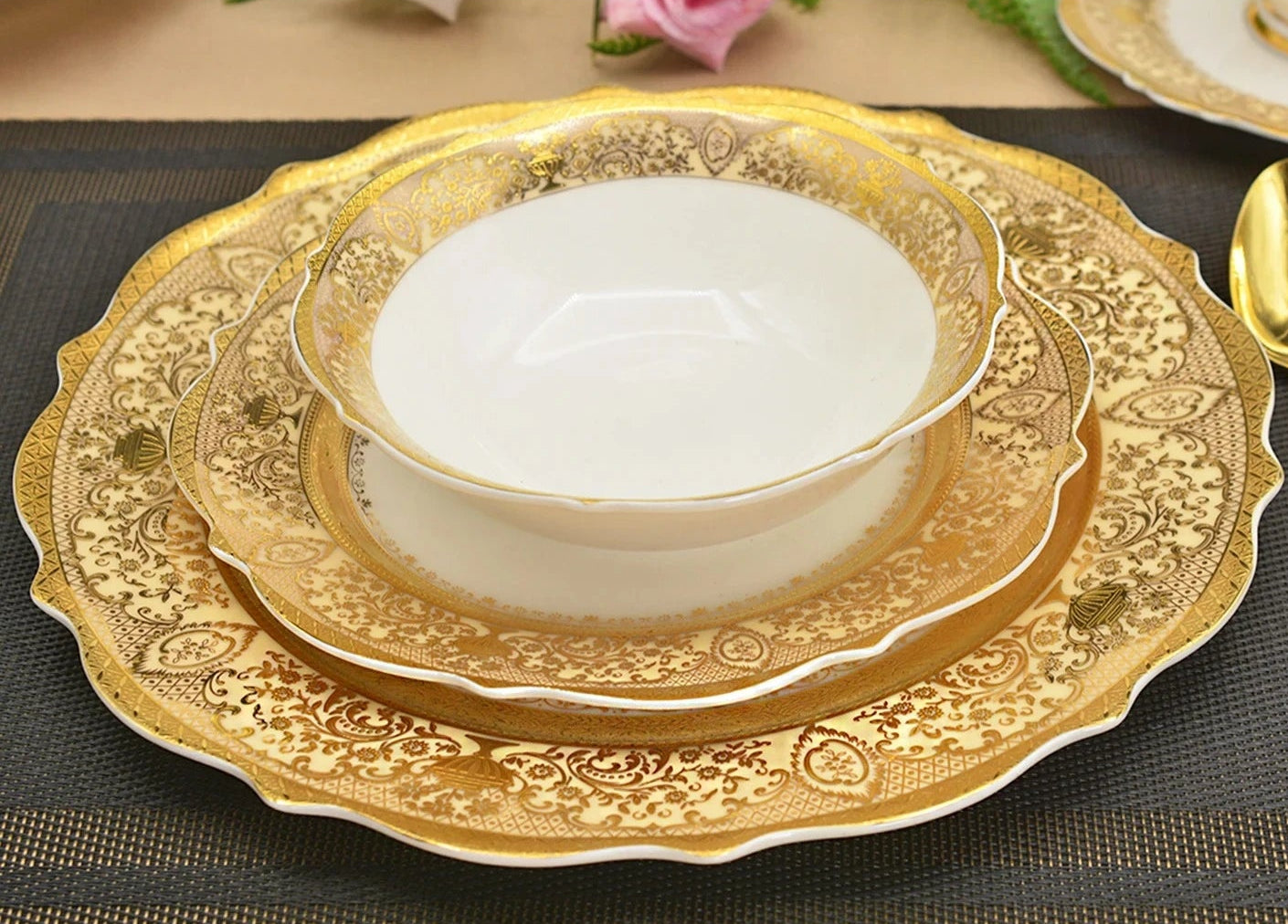 Set of black ceramic dinnerware plates from šš ššš š¹šššš š»šššš š