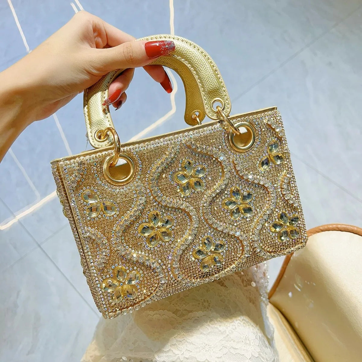 Handmade light luxury women's evening handbag featuring a stylish scarf design by ๐ธ๐๐๐๐๐๐ โ ๐ฎ๐๐๐๐๐๐๏ฟฝ