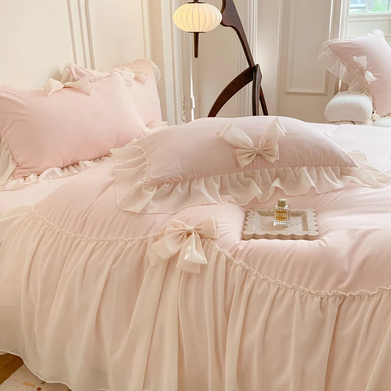 White bedding set with ruffled duvet cover from 𝕄𝕔 𝕋𝕙𝕖 𝔹𝕝𝕒𝕔𝕜 𝔻𝕚𝕒𝕞𝕠�