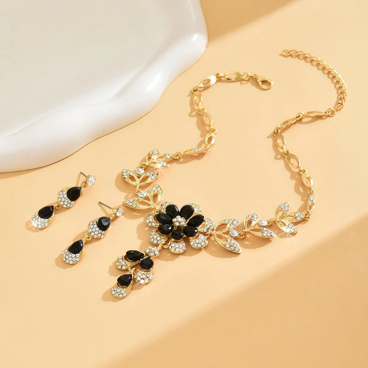 3-piece women's fashion necklace set featuring versatile floral designs by šš ššš š¹šššš š»šššš