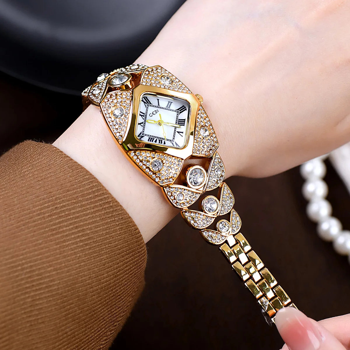 Womenโs luxury brand bracelet watch with diamond inlay, sleek design, and elegant jewelry style by ๐๐ ๐๐๐ ๐น๐๐๐๐ ๐ป๐๏ฟฝ