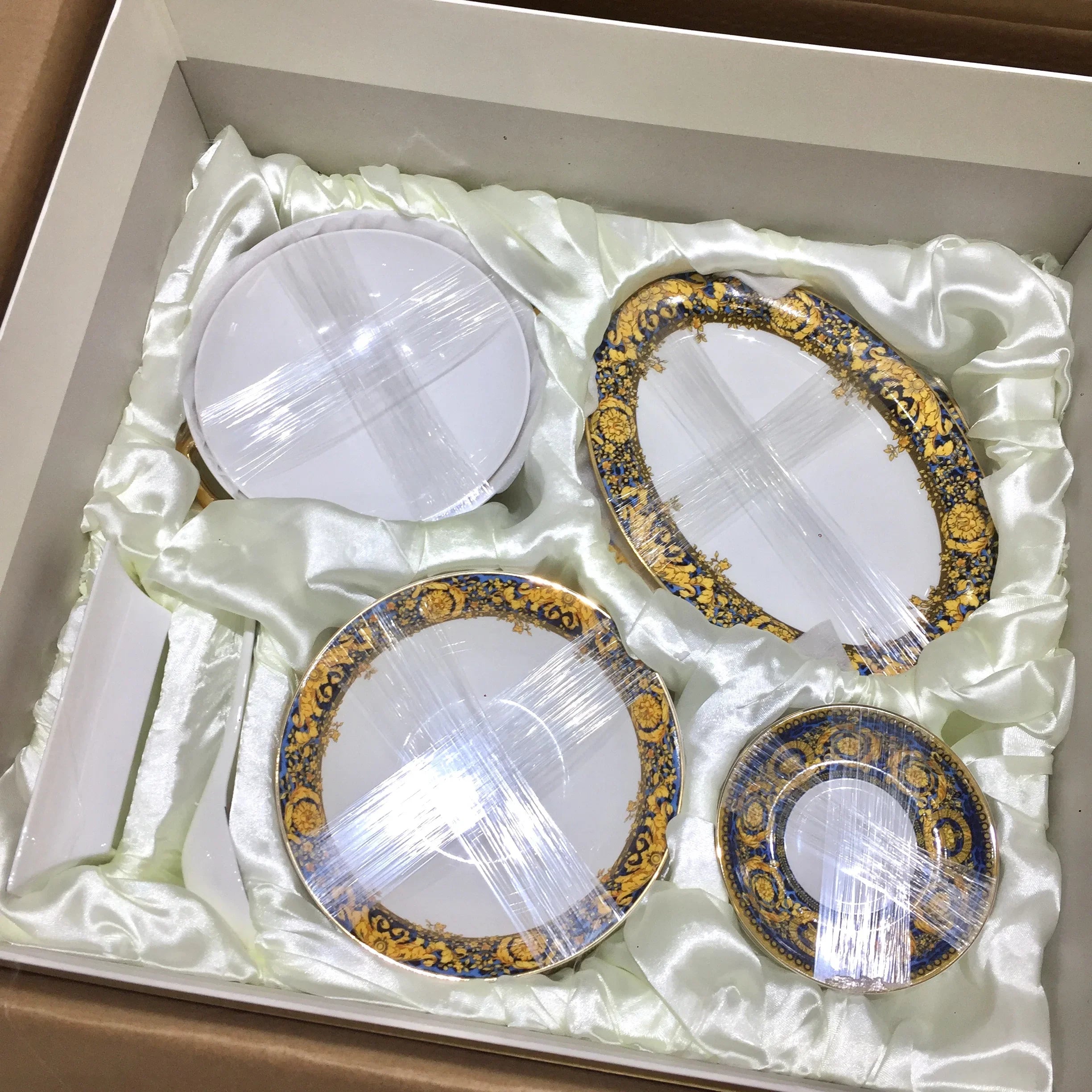 Fine Bone China dinner set by 𝕄𝕔 𝕋𝕙𝕖 𝔹𝕝𝕒𝕔𝕜 𝔻𝕚𝕒𝕞𝕠𝕟�