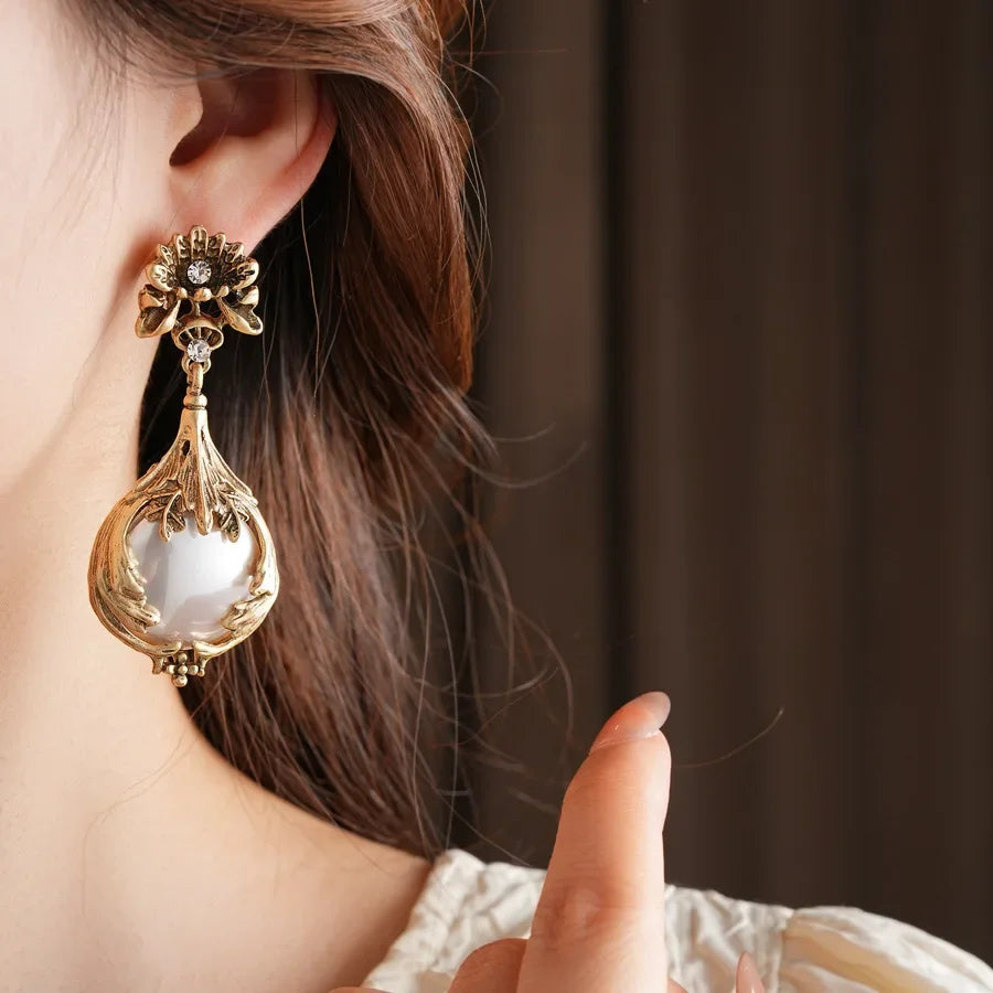 Vintage light luxury jewelry set with flower pendant pearl earrings and high-end retro necklace, featuring rhinestone inlays from Mohamad Collection.