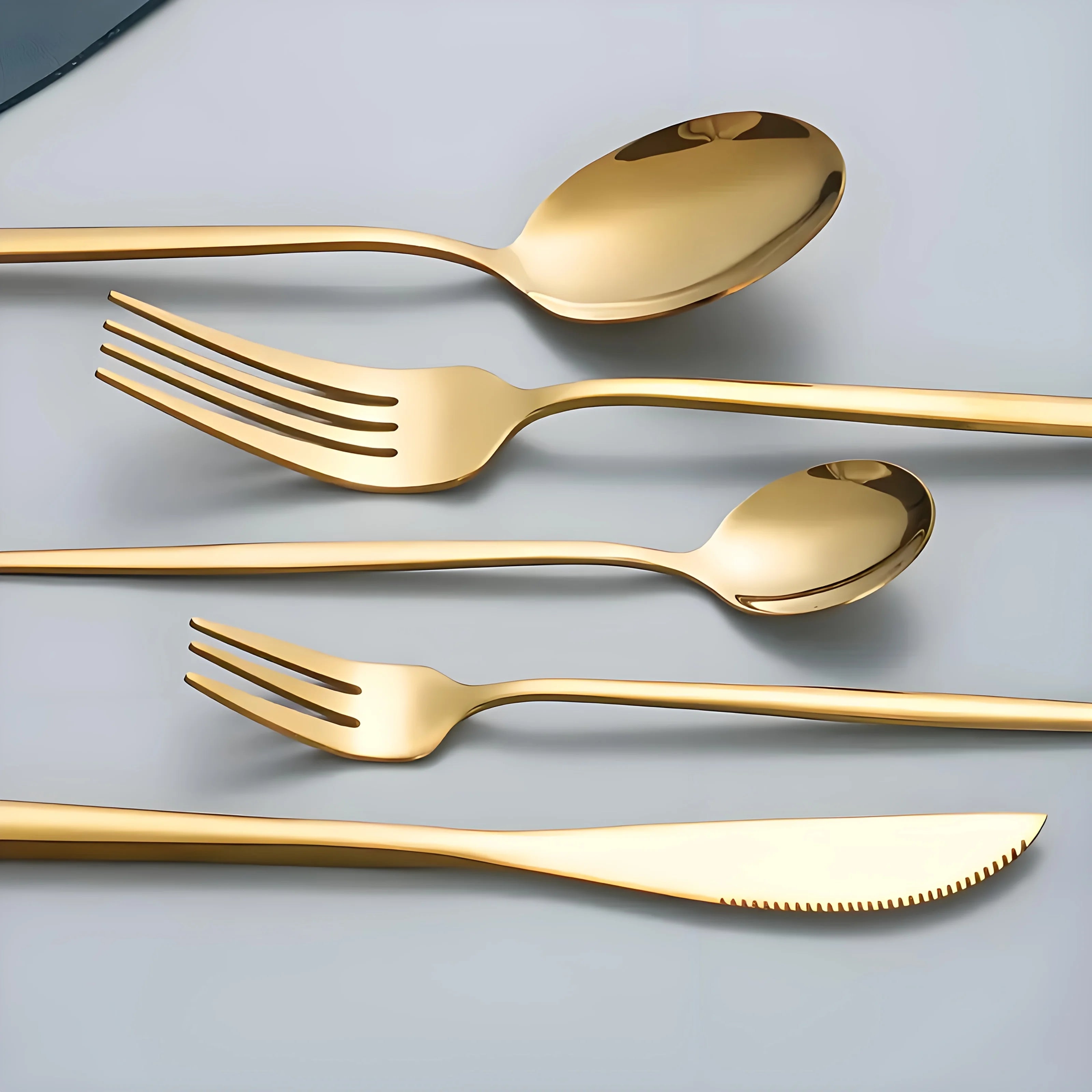 Set of 30 golden and silver cutlery pieces from 𝕄𝕋𝕙𝕖 𝔹𝕝𝕒𝕔𝕜 𝔻𝕚𝕒𝕞𝕠𝕟�