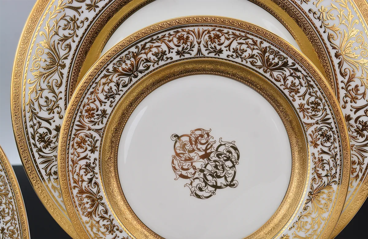 Karosa Luxury 84-piece gold embossed porcelain dinnerware set, including plates and bowls, by 𝕄𝕔 𝕋𝕙𝕖 𝔹𝕝𝕒𝕔𝕜 𝔻𝕚�