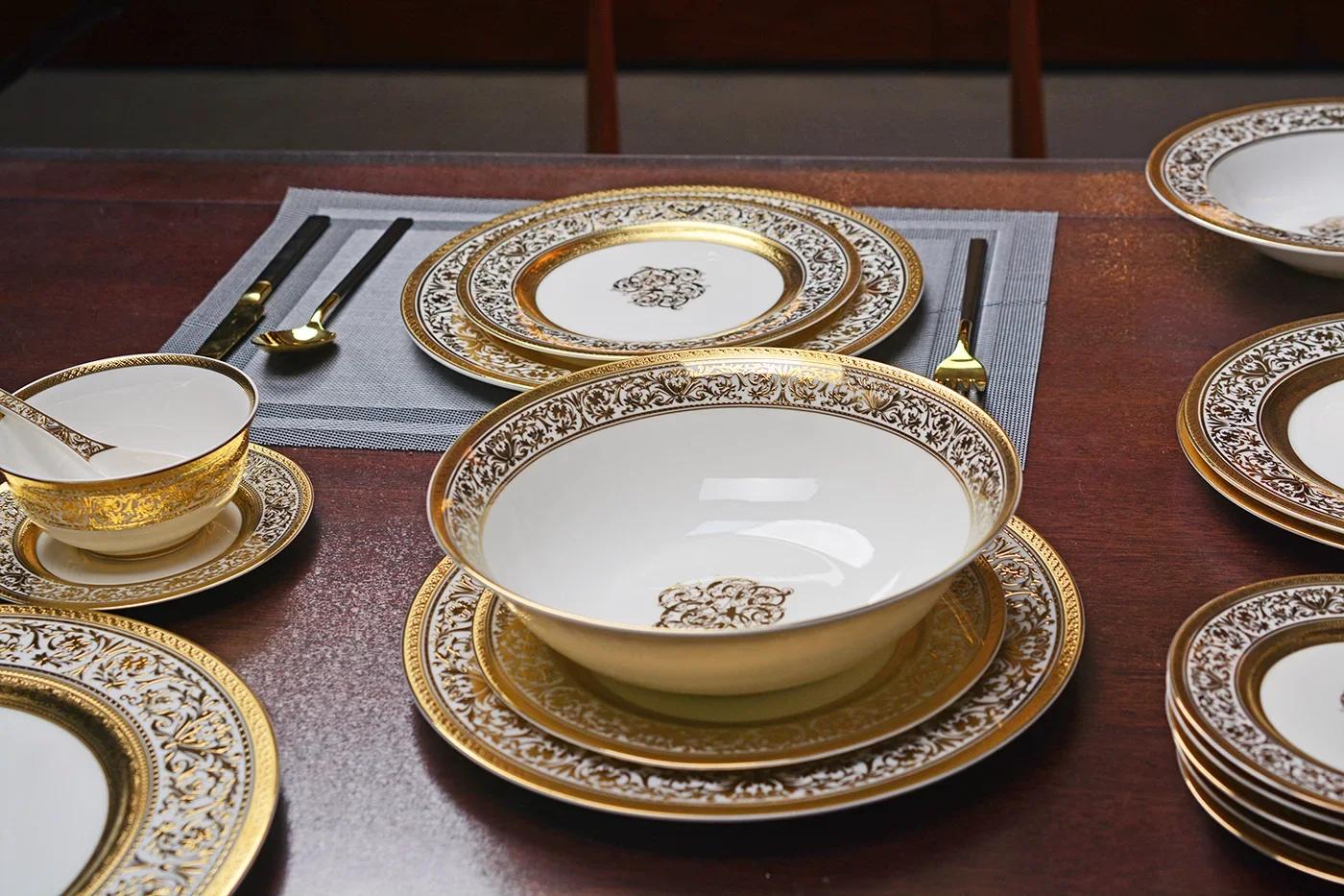 Karosa Luxury 84-piece gold embossed porcelain dinnerware set with plates and bowls by 𝕄𝕔 𝕋𝕙𝕖 𝔹𝕝𝕒𝕔𝕜 𝔻𝕚𝕒