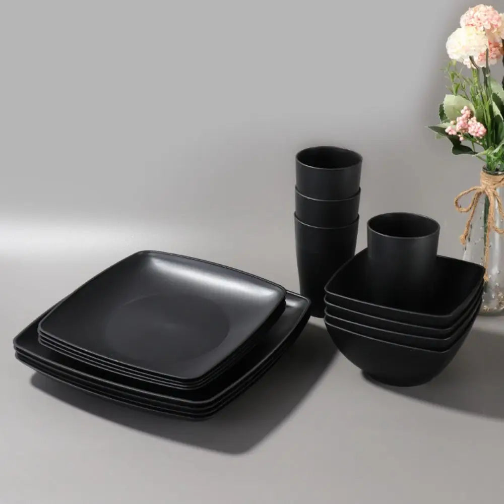 Set of 16 square plastic dinnerware pieces from 𝕄𝕔 𝕋𝕙𝕖 𝔹𝕝𝕒𝕔𝕜 𝔻𝕚𝕒𝕞𝕠�