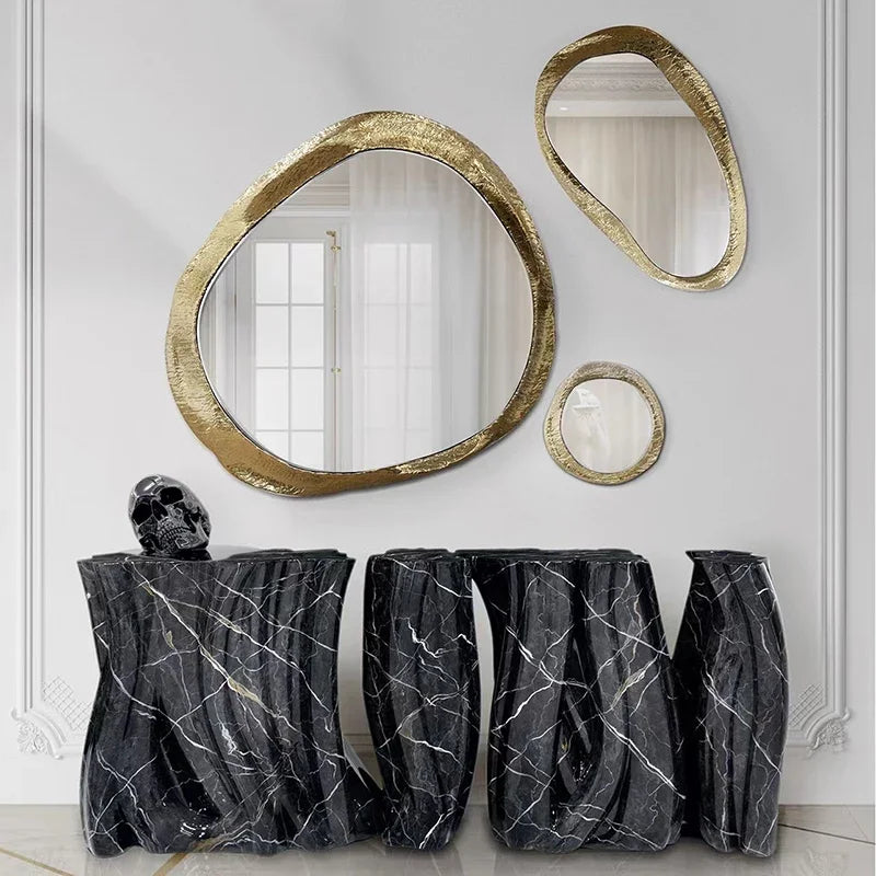 Large vintage gold standing mirror from 𝕄𝕔 𝕋𝕙𝕖 𝔹𝕝𝕒𝕔𝕜 𝔻𝕚𝕒𝕞𝕠𝕟�